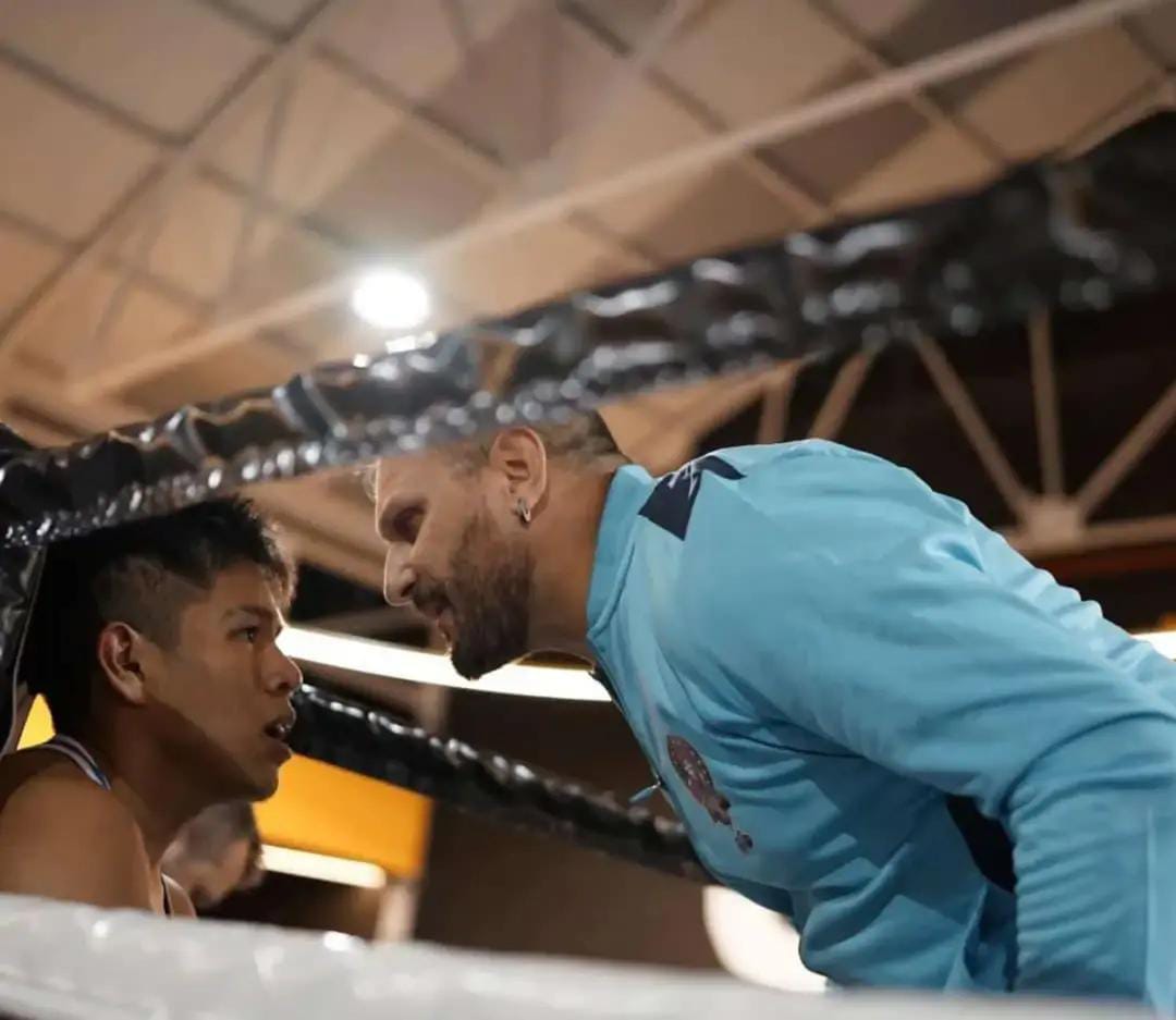 Boxeador y entrenador en la esquina del ring